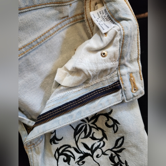 vintage light wash jeans with design - Picture 4 of 8